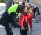 La policia local explica el correcte ús del material pirotècnic als escolars