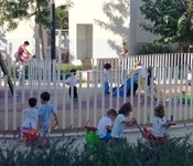 L'alumnat de l'escoleta ja disfruta del parc públic exterior