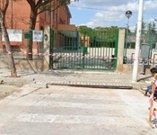 Nou pas elevat per a vianants a la porta de l'escola Ausiàs March