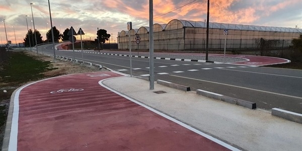 Obert al trànsit l'enllaç sud del carril bici en el camí de la Pedrera