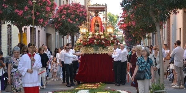 El Corpus plena de color, dansetes i religiositat els carrers