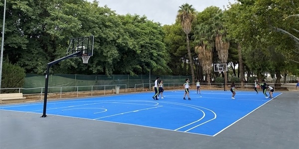 Finalitzades les obres de renovació de les pistes de tennis i bàsquet del Poliesportiu